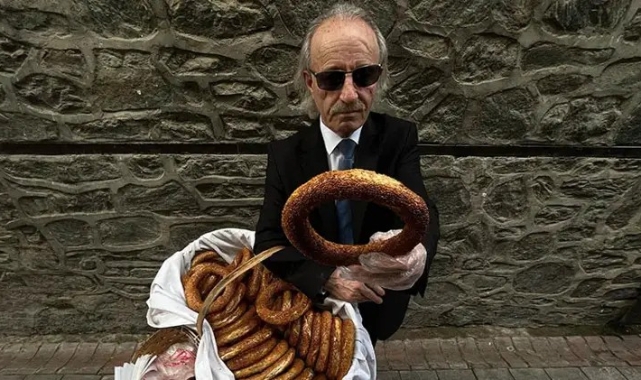 'Kravatlı simitçi' takım elbisesi ve boyalı kunduralarıyla tarihi çarşıları dolaşıp simit satıyor